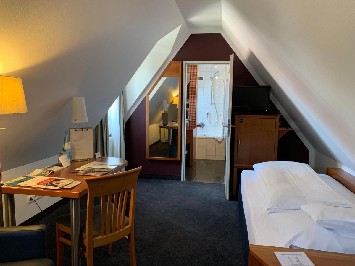 Seehotel Niedernberg - Das Dorf Am See Eksteriør bilde