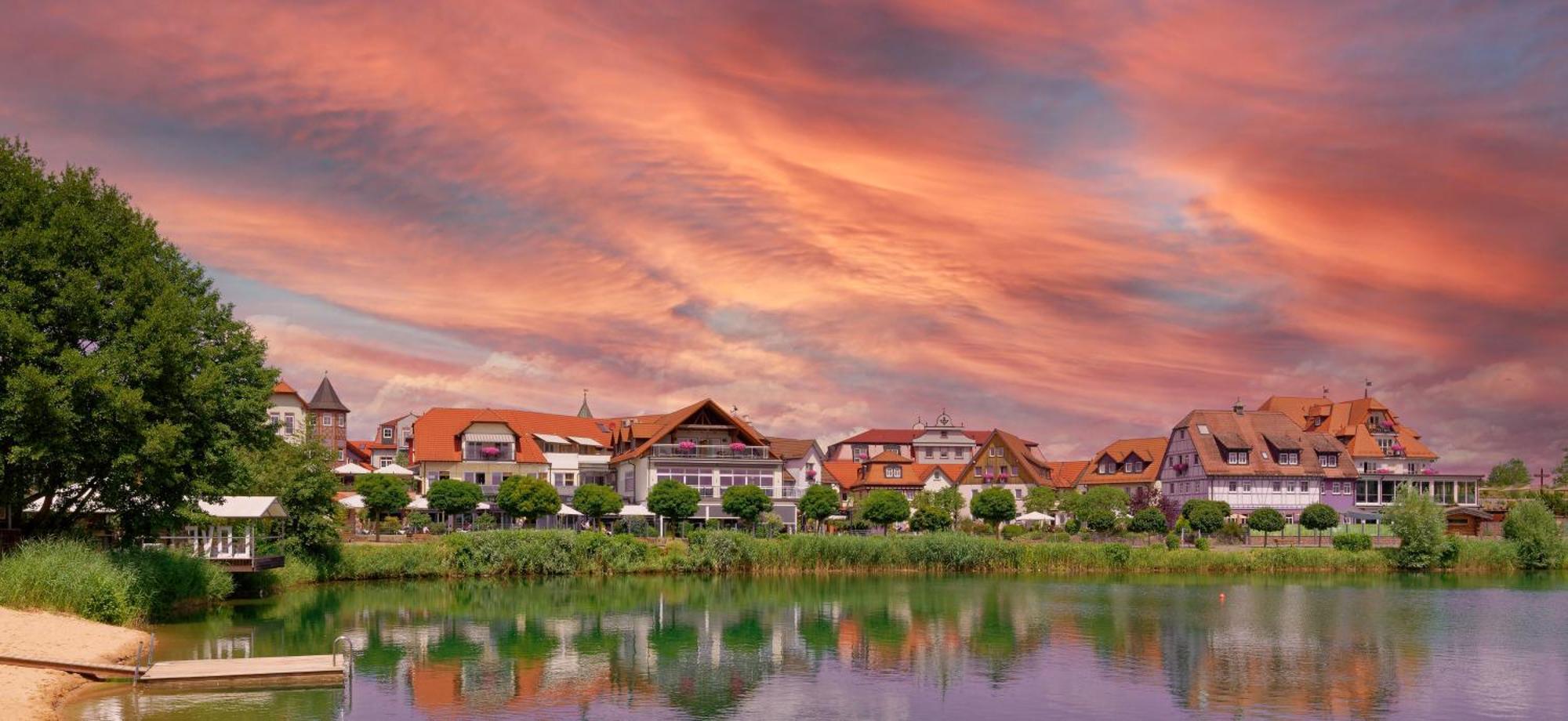 Seehotel Niedernberg - Das Dorf Am See Eksteriør bilde