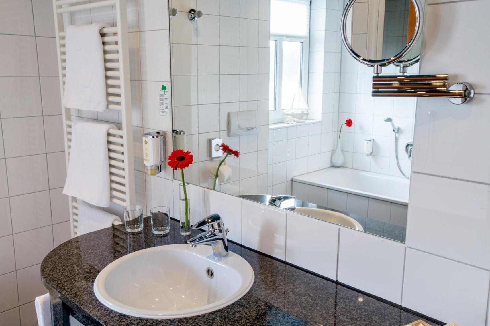 Seehotel Niedernberg - Das Dorf Am See Eksteriør bilde