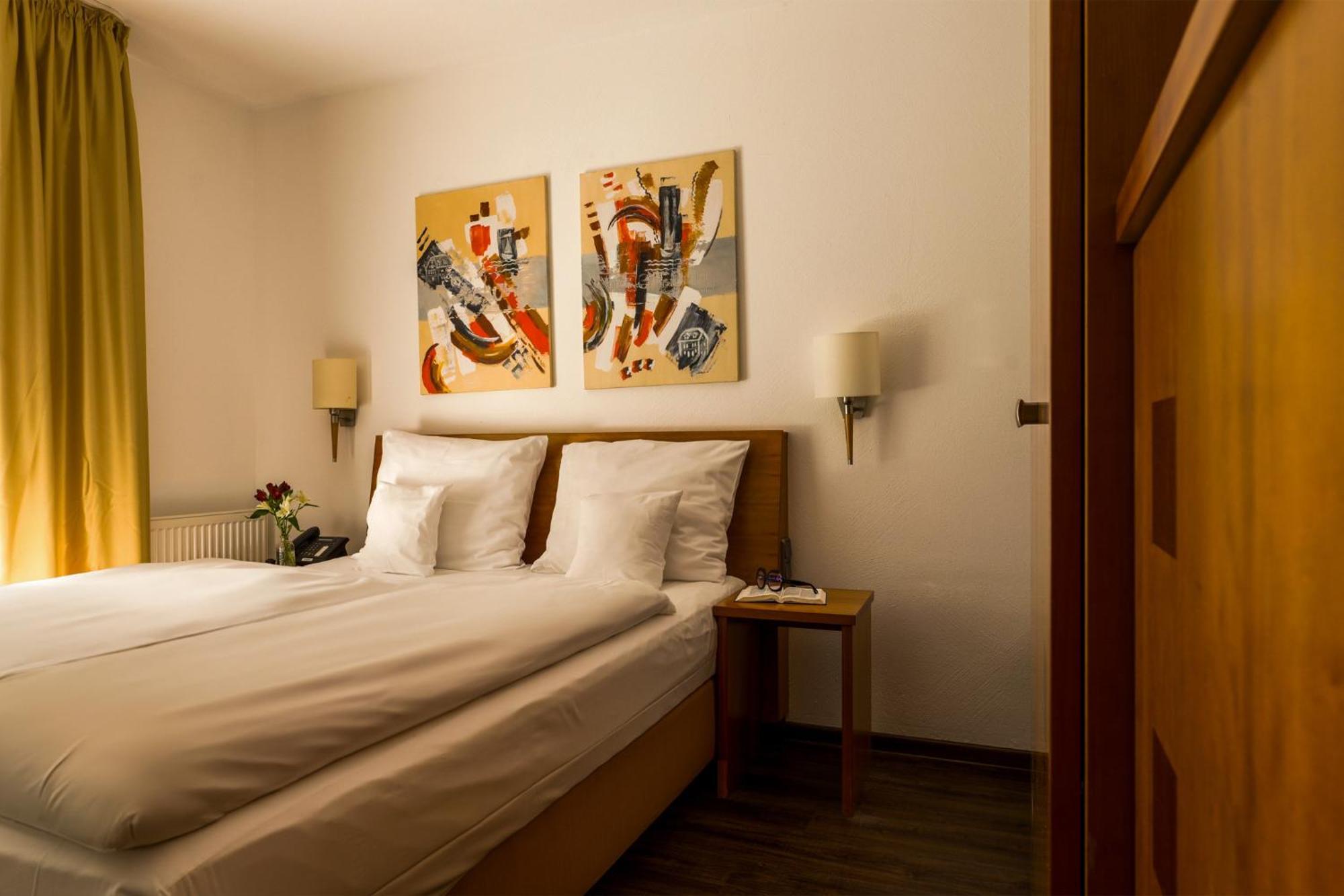 Seehotel Niedernberg - Das Dorf Am See Eksteriør bilde