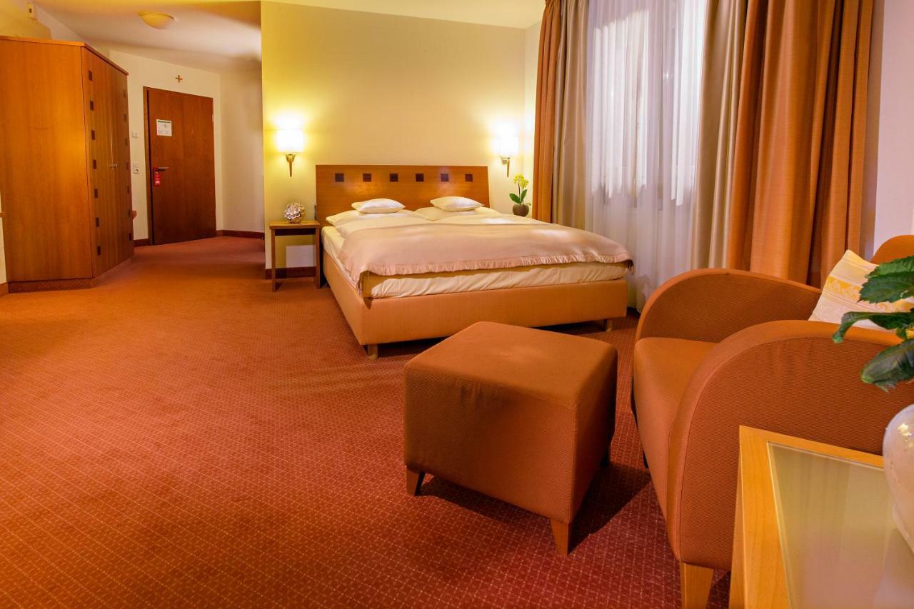 Seehotel Niedernberg - Das Dorf Am See Eksteriør bilde